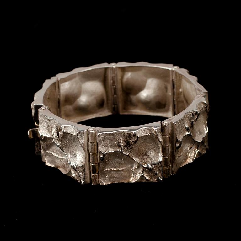 ARMBAND, 925 silver, Sirokoru Ky Hyvärinen, Åbo 1974. Vikt. ca 49,4 g.