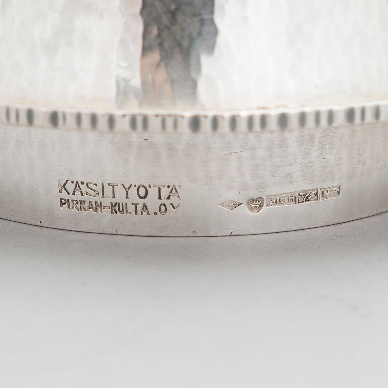 LJUSSTAKE, SOCKERSKÅL och GRÄDDSNÄCKA, silver, Pirkan-Kulta oy, Tammerfors 1964 och 1966.