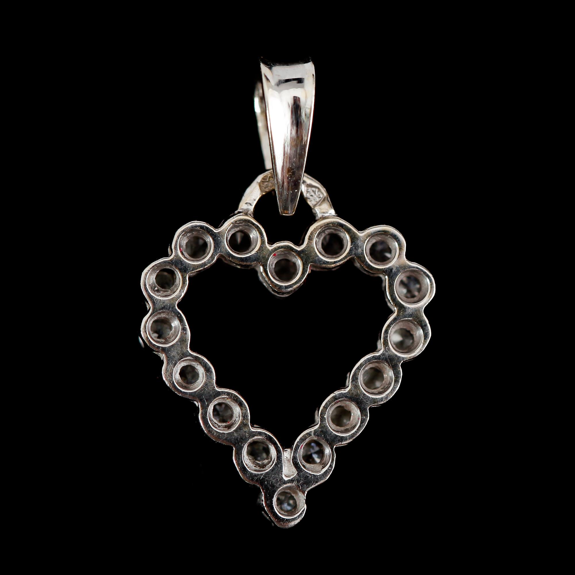 HÄNGE, 18 k vitguld med briljantslipade diamanter.