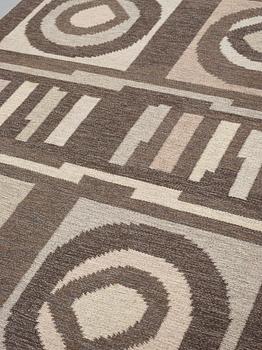CARPET. Flat weave. 242,5 x 170,5 cm. Signed GBJ as well as a weavers signature in the form of a light blue square.