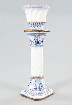PIEDESTAL med YTTERFODER, porslin, Italien, 1900-talets andra hälft.
