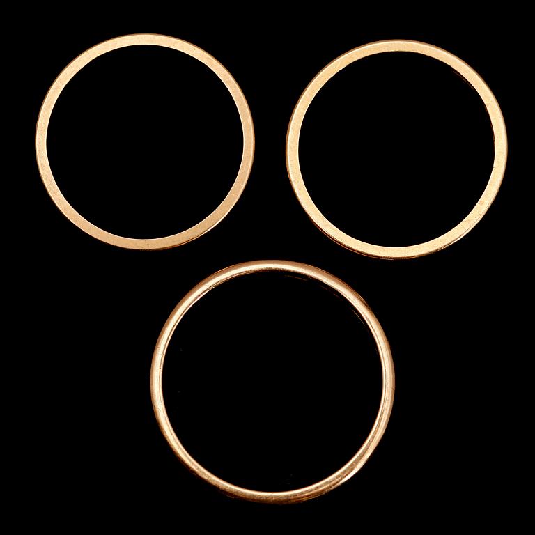 RINGAR, 3 st, 18 k och 20 k guld, svenska stämplar. Vikt ca  8 g.