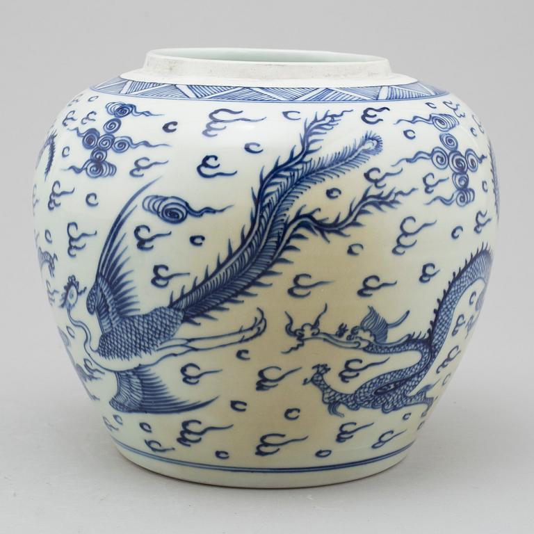 A blue and white jar, Qing dynasty, 19th century.