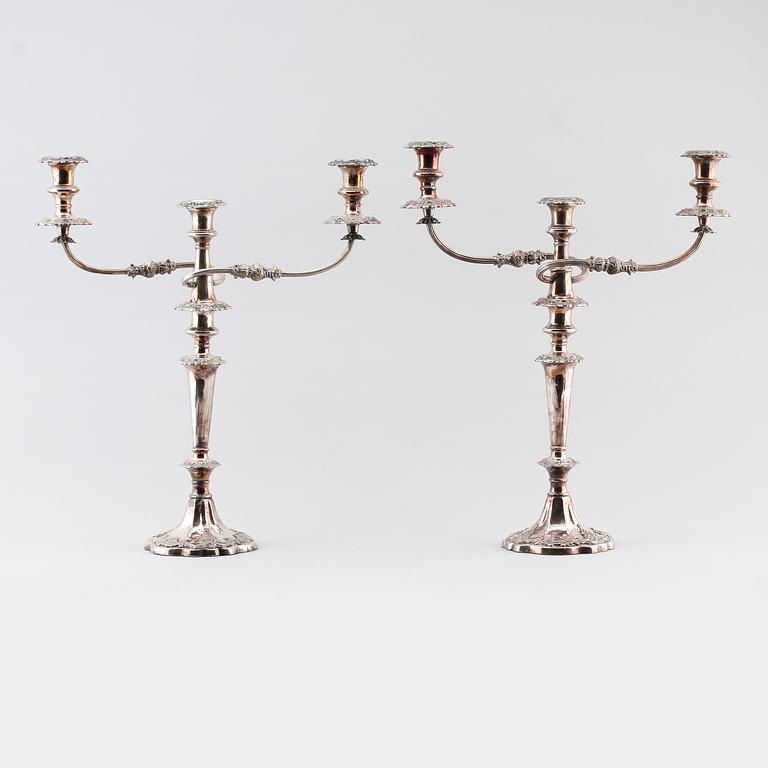 KANDELABRAR, 1 par, pläter, 1900-talets första hälft.