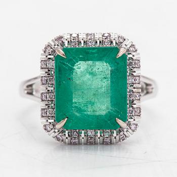Sormus, 14K valkokultaa, smaragdi n. 5.21 ct sekä timantteja yht noin 0.23 ct, todistuksen mukaan.