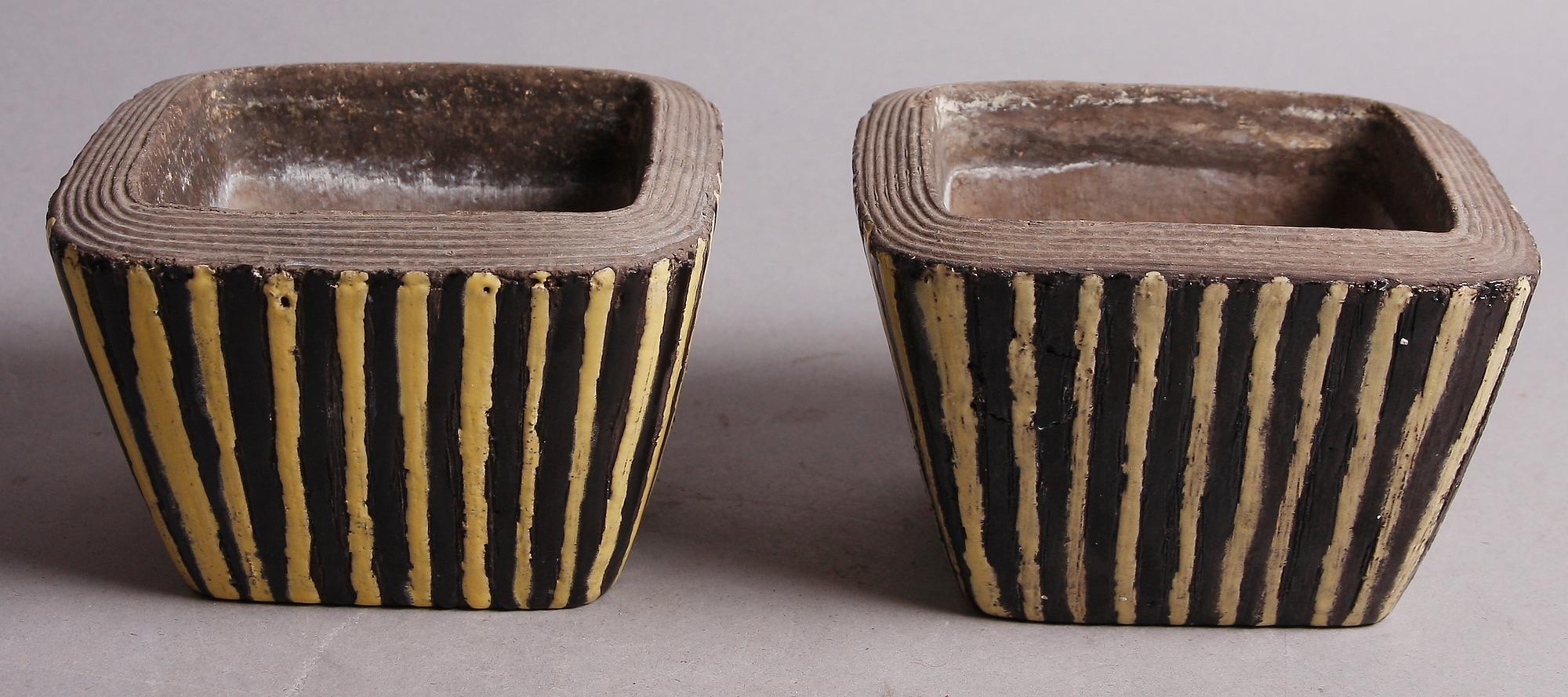 YTTERFODER, ett par, möjligen Mari Simmulson, Uppsala Ekeby 1950-60-tal.