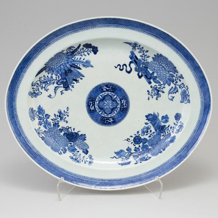 A chinese export blue and white fitz-hugh decorated serving dish. Qing dynasty, Jiaqing (1796-1820).