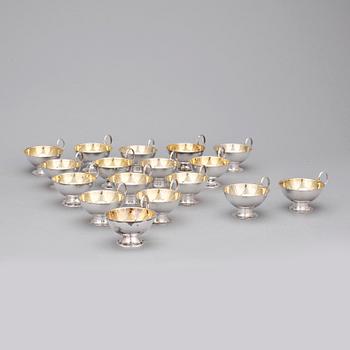 PUNCHMUGGAR, 17 st, silver GAB samt Cson, 1900-talets andra hälft / slut. Total vikt ca 606 g.