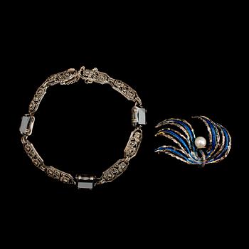 BROSCH SAMT ARMBAND, silver, 1900-talets första hälft.