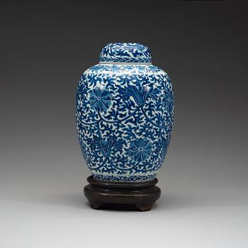 A blue and white jar with cover, Qing dynasty, 19th Century.