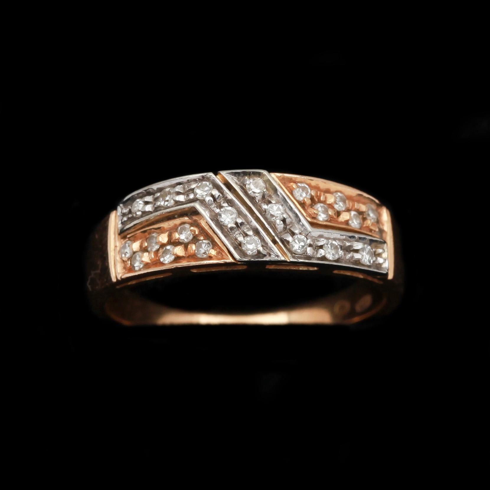 RING, 18k röd- och vitguld. Små diamanter, tot ca 0,20 ct. Vikt 3,6 g.