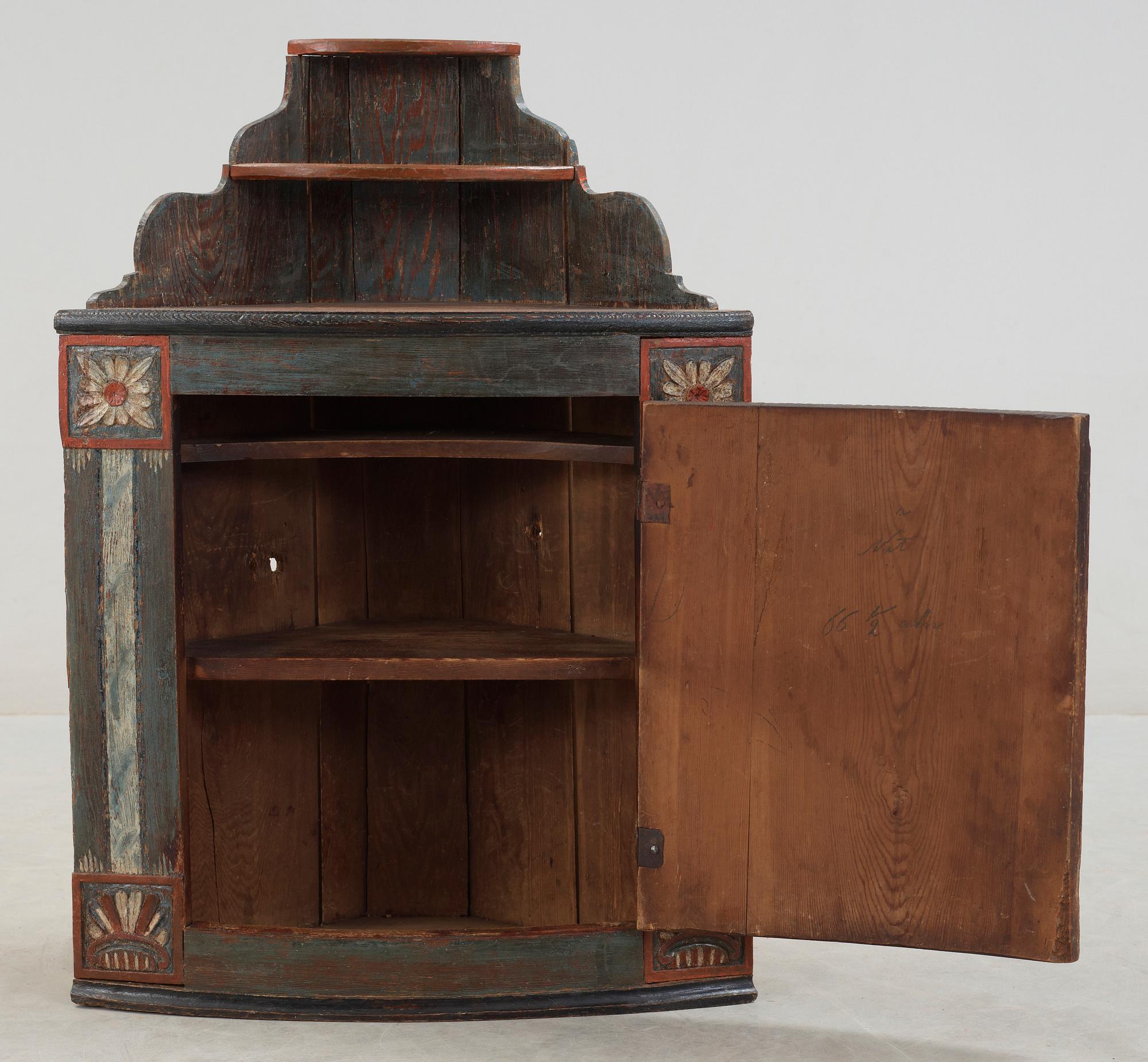 HÖRNHÄNGSKÅP, allmoge, Ljusdal, Hälsingland, 1800-talets första hälft.