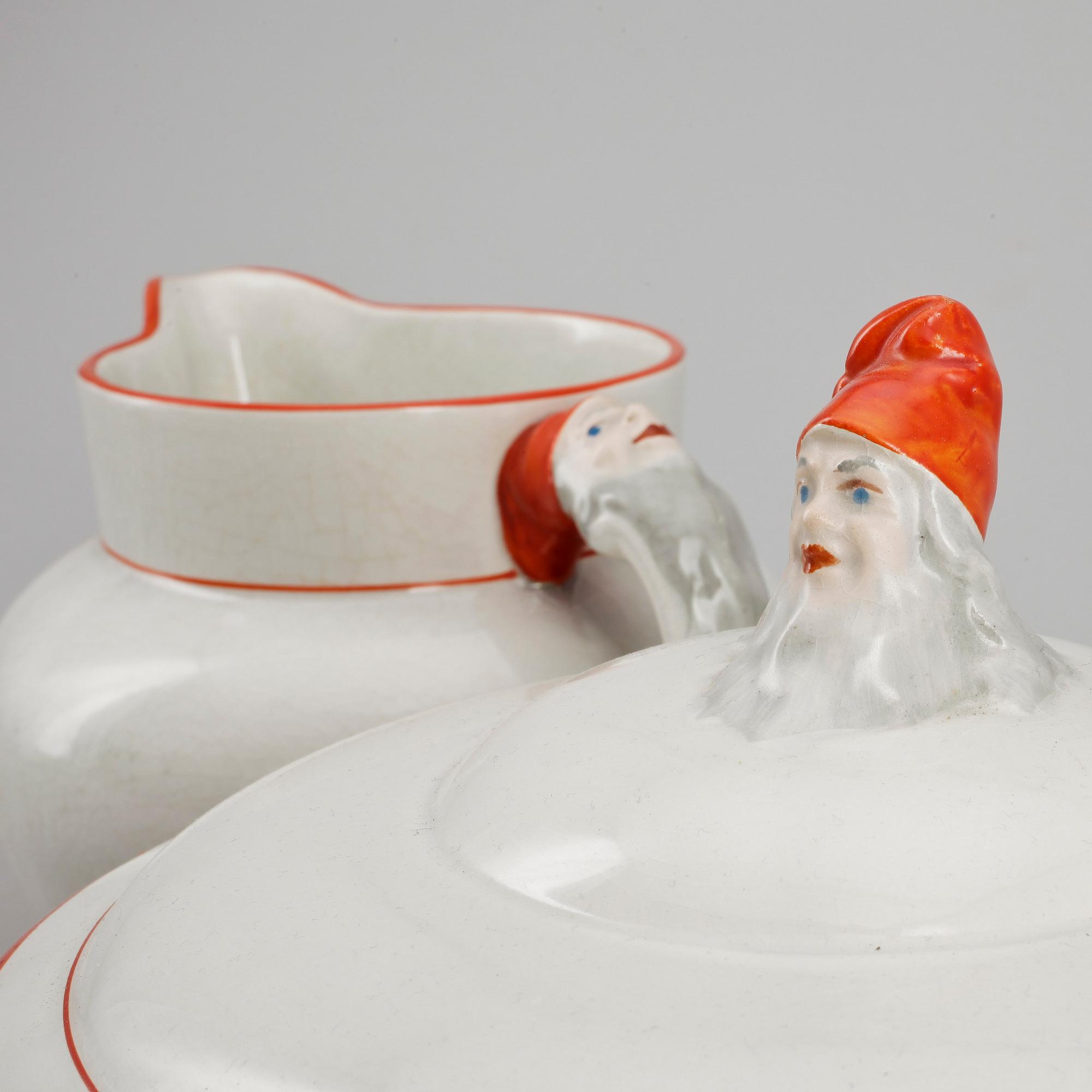 GRÖTSKÅL MED LOCK samt KANNA, porslin, Göteborg. 1900-talets första hälft.