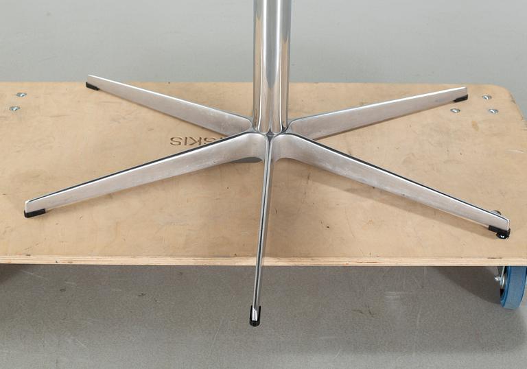 ARNE JACOBSEN, bord, "Cirkulär / A826,", Fritz Hansen, 2000-tal.