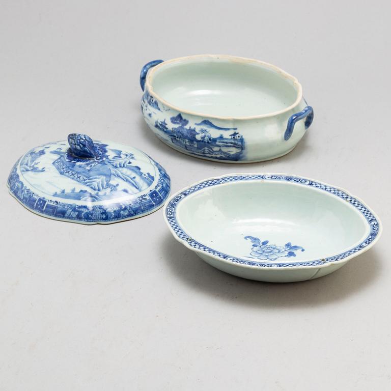 A blue and white tureen with cover, Qing dynasty, Qianlong (1736-95).