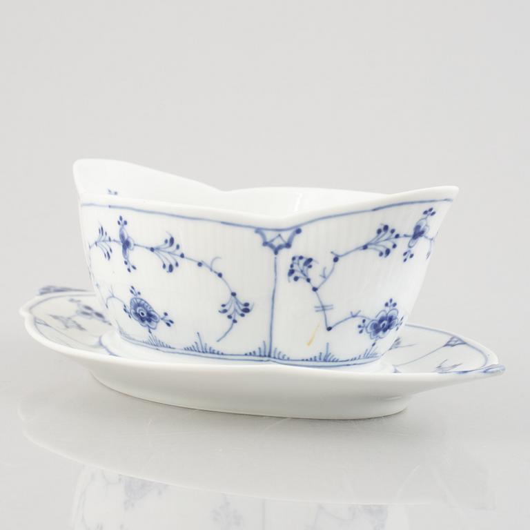 A 'Blue Fluted' / 'Musselmalet rifflet' porcelain sauce boat, Royal Copenhagen, model 204, post 1923.