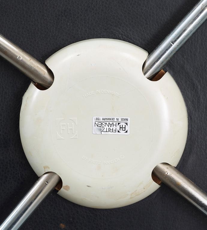 STOLAR, ett par "Sjuan", Arne Jacobsen för Fritz Hansen, 1981.