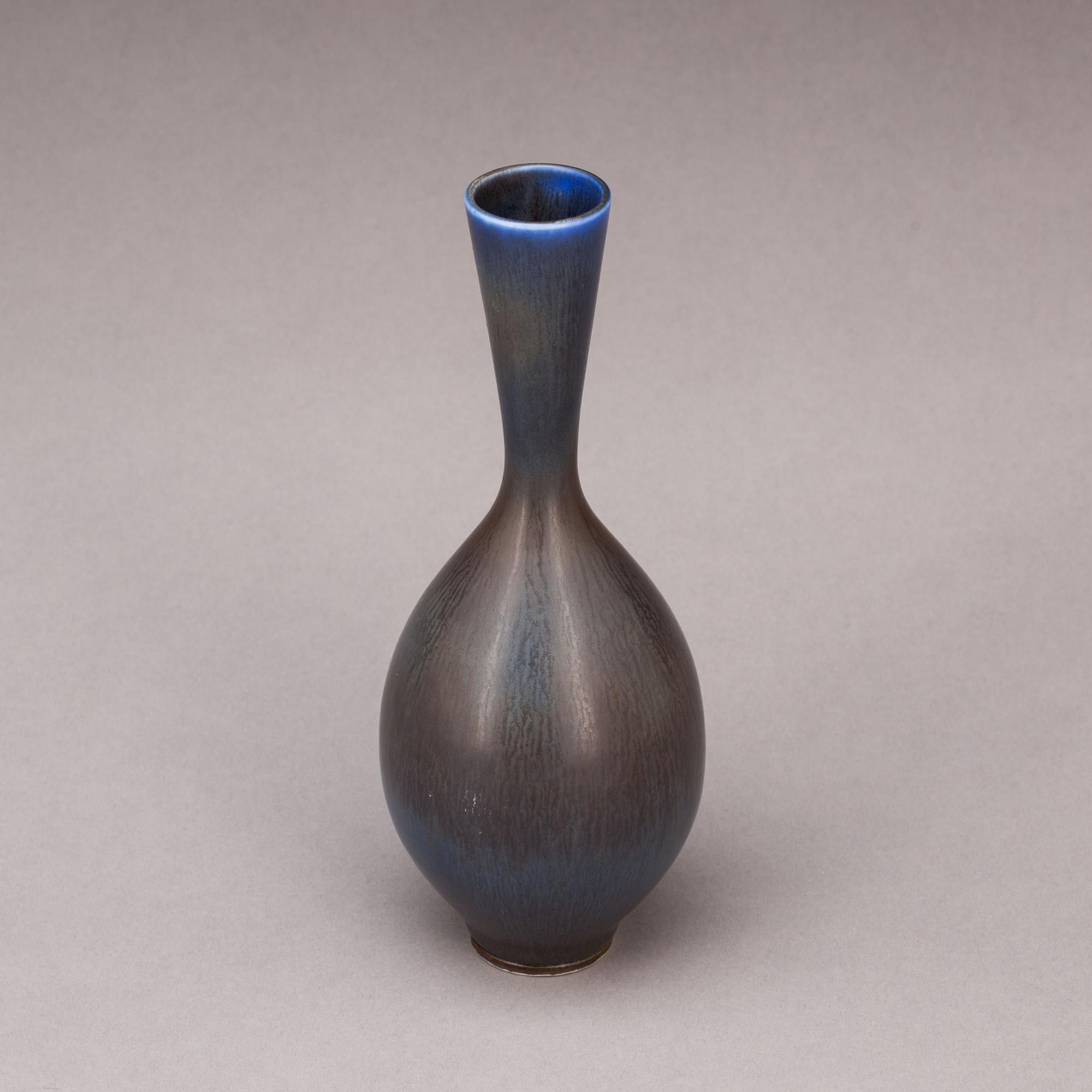 VAS, stengods, signerad Berndt Friberg samt Gustavsbergs studiohand, 1900-talets andra hälft.