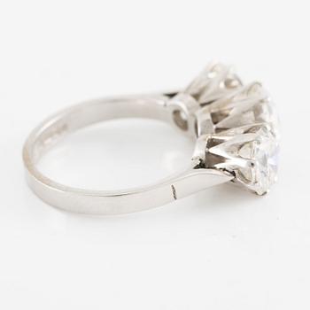 Ring 18K vitguld med vita stenar.