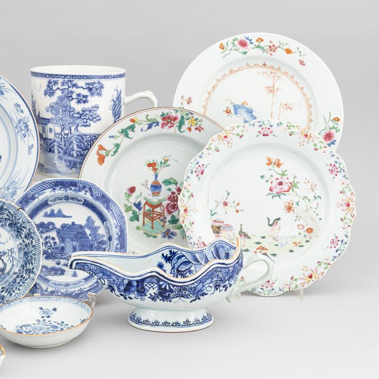 Parti, porslin, Kina, Qingdynastin,  Kangxi (1662-1722), samt Qianlong (1736-95). 13 delar.