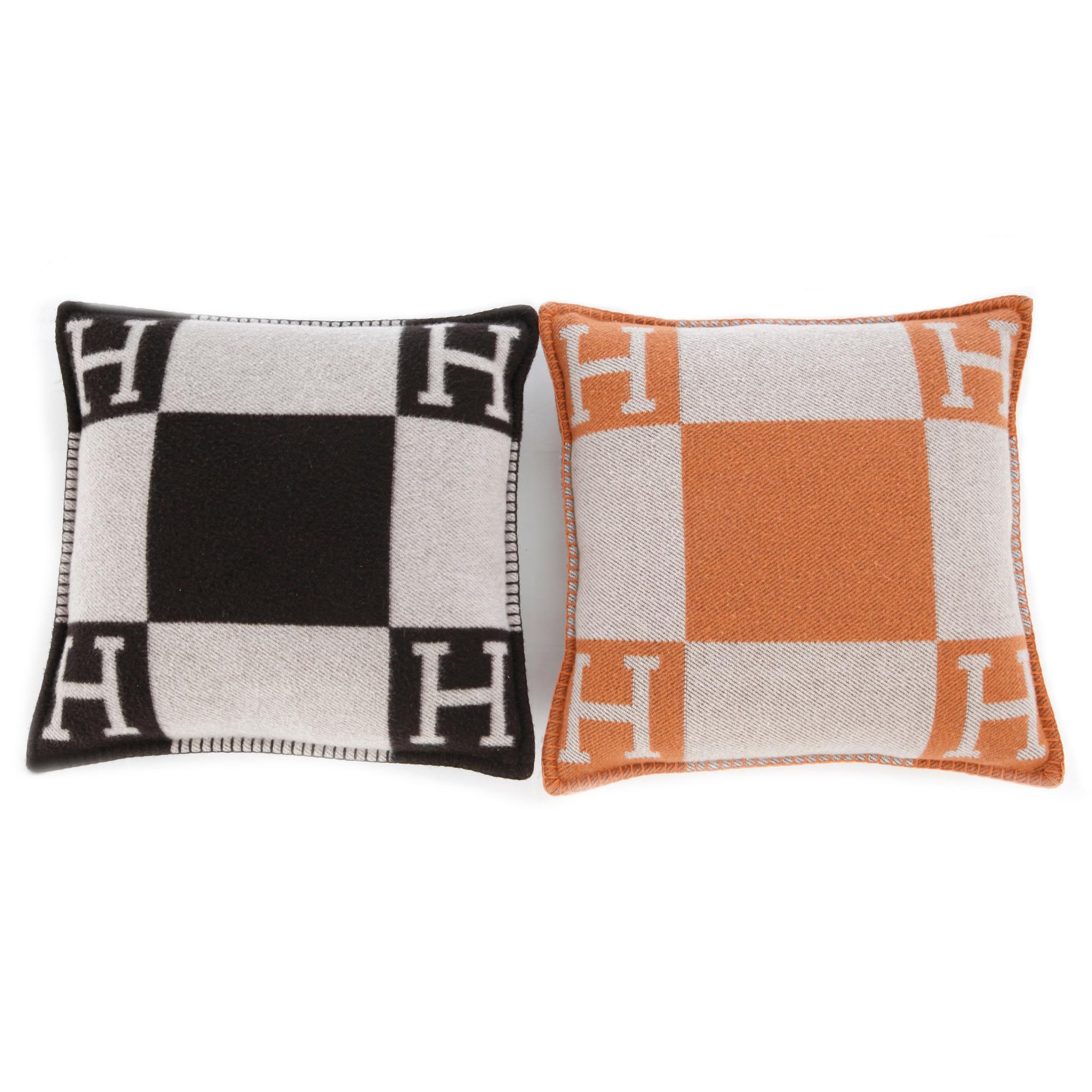HERMÈS, två stycken kuddar, "Avalon".