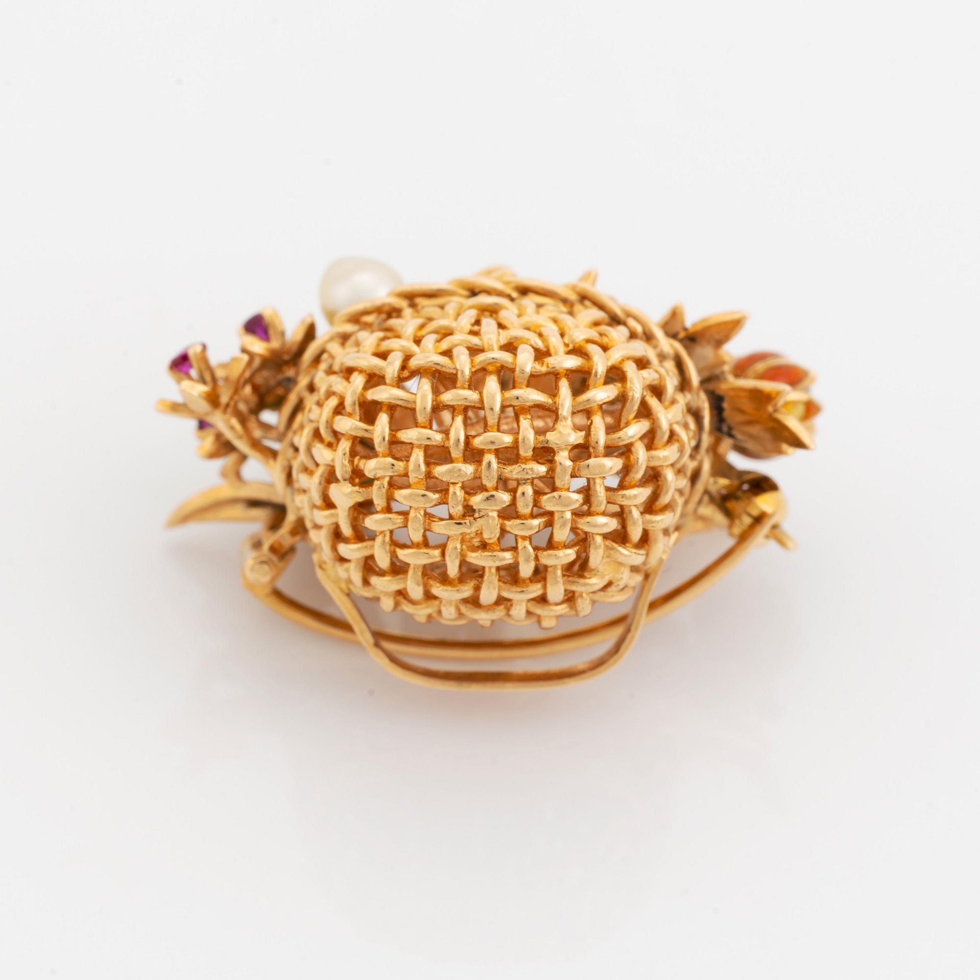 WA Bolin korgbrosch 18K guld och emalj, design Barbro Littmarck.