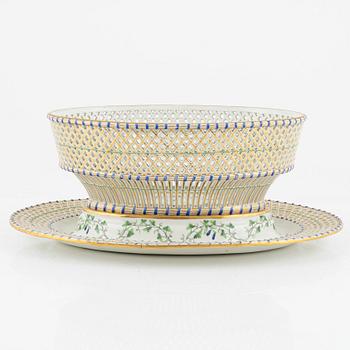 A porcelain bowl with stand, 19th century.