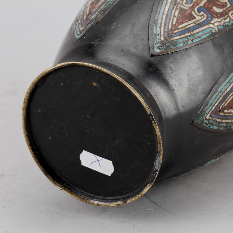 VAS, cloisonné. Japan, omkring år 1900.