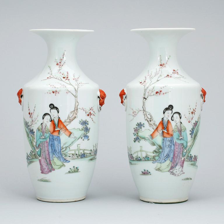 VASER, ett par, porslin, Kina, 1900-talets mitt.