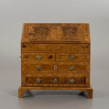 A 18TH CENTURY CHEST OF DRAWERS.