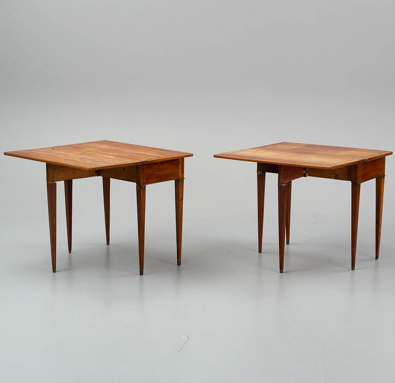 SPELBORD, ett par, sengustavianska, omkring år 1800.