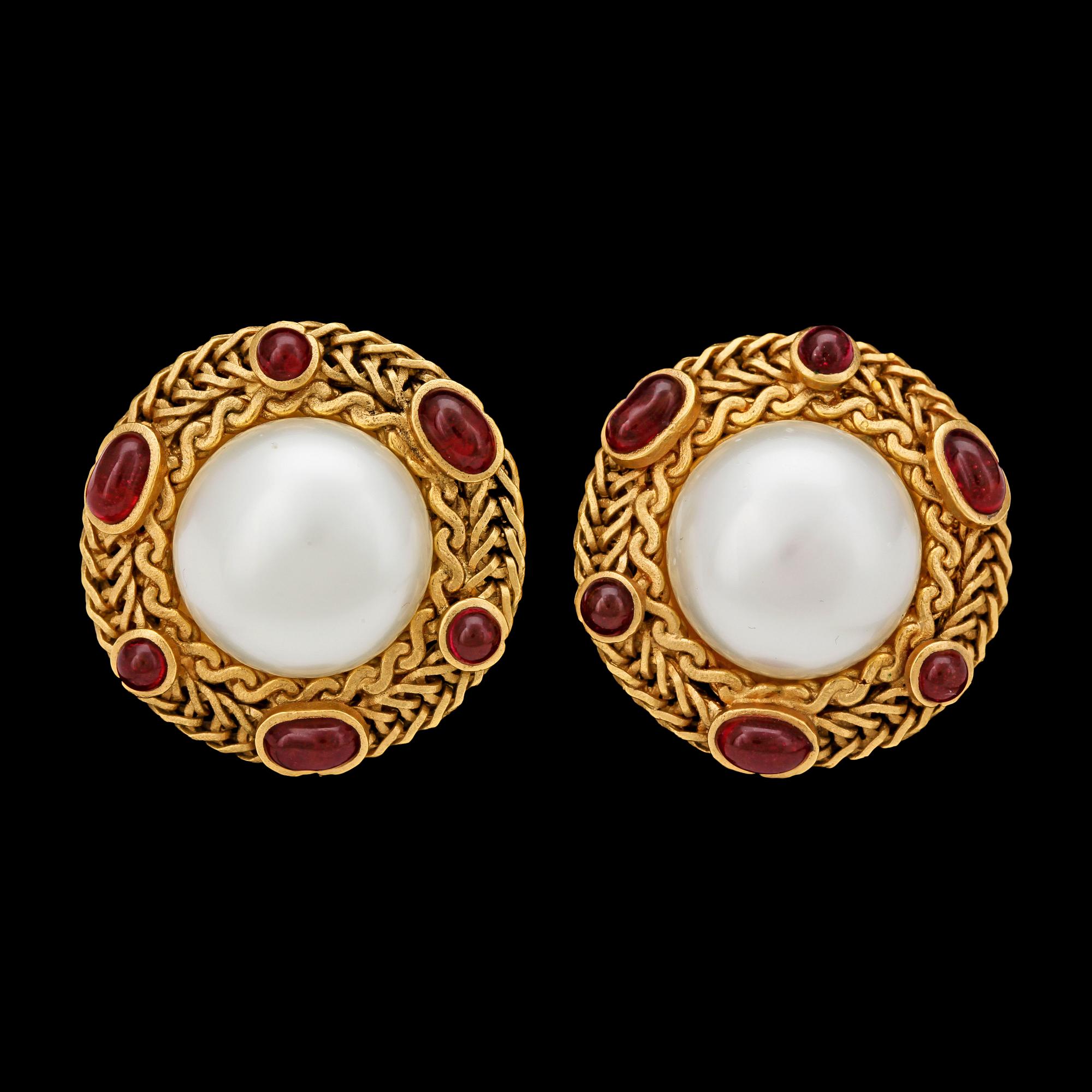 CHANEL, a pair of earclips.