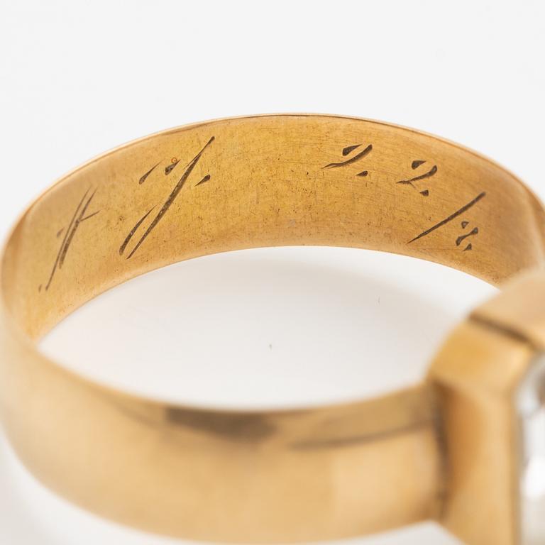 Ring 18K gold with white synthetic spinel.