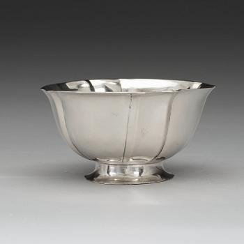 A Danish 18th century silver bowl, marks of Asmus Fridrich Holling, Copenhagen 1730.