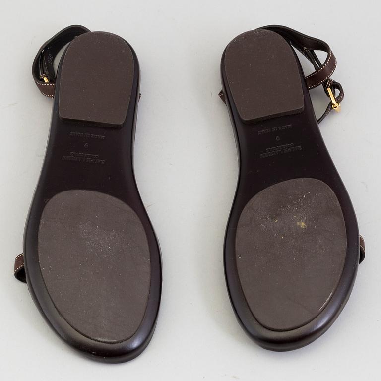 A pair of darkbrown leather sandals by Ralph Lauren.