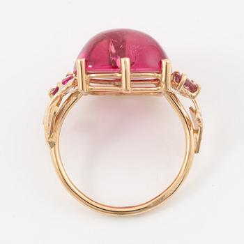 Ring, Mandelstam, 18K gold with cabochon-cut rubelite (tourmaline) and brilliant-cut diamonds and tourmalines.