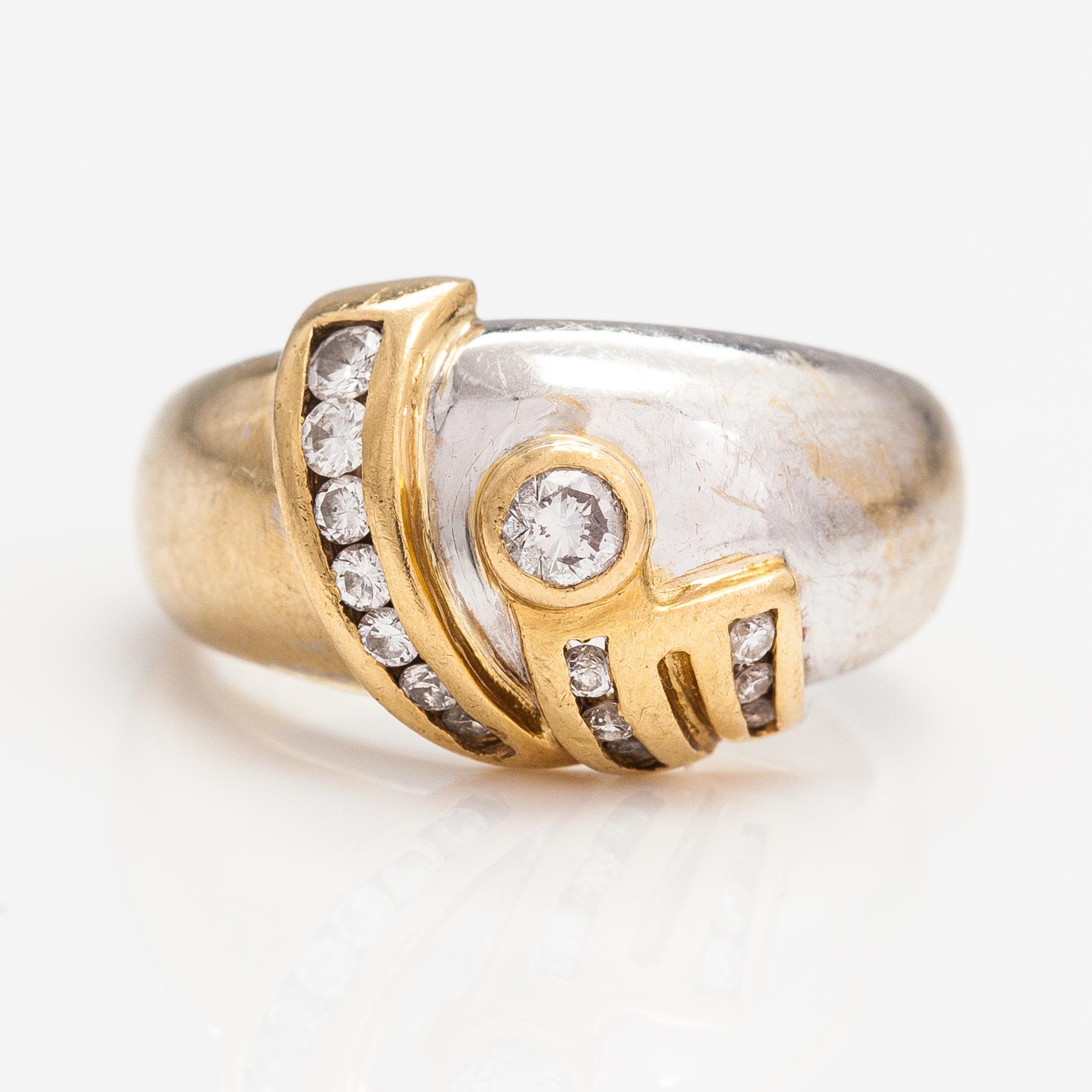 An 18K gold ring with diamonds ca. 0.21 ct in total.