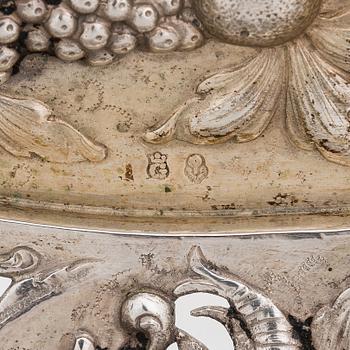 A late 18th-century silver fruit bowl, presumably Hanau pseudo marks.