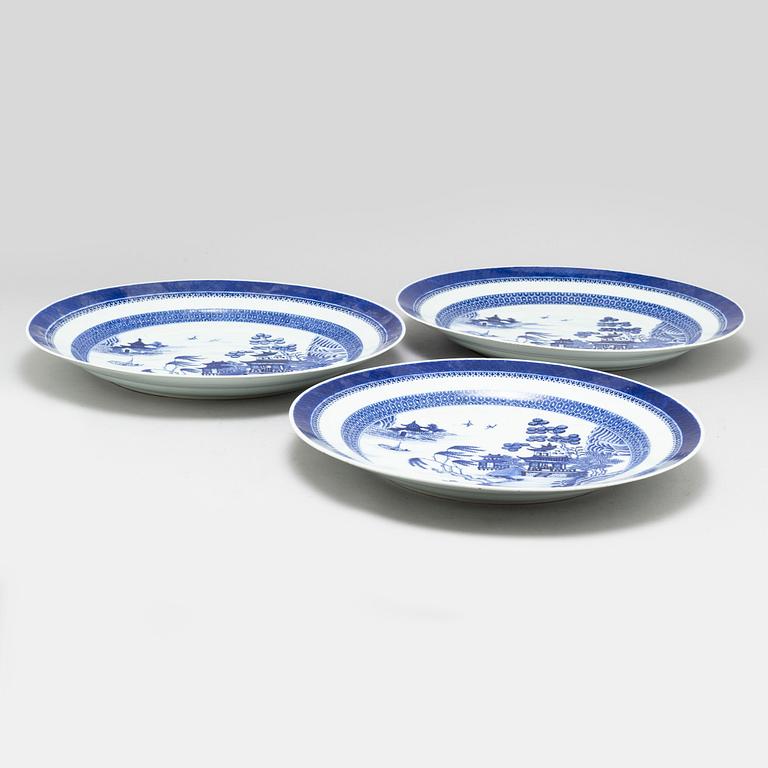 Three blue and white export porcelain serving dishes, Qing dynasty, 19th century.