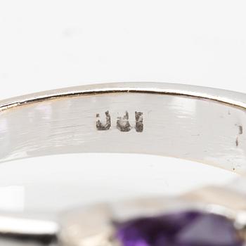 RING, 18K vitguld med ovalt fasettslipade ametister.