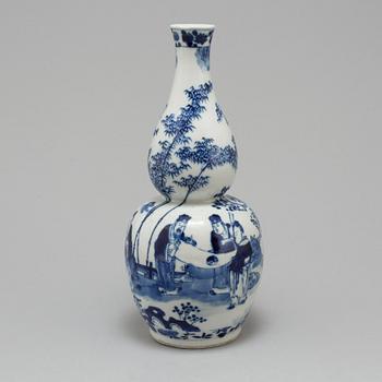 A late 19th century Chinese porcelain vase, Qing dynasty.