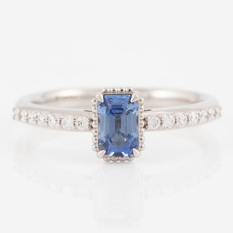 Ring in 14K white gold with emerald-cut sapphire and brilliant-cut diamonds.