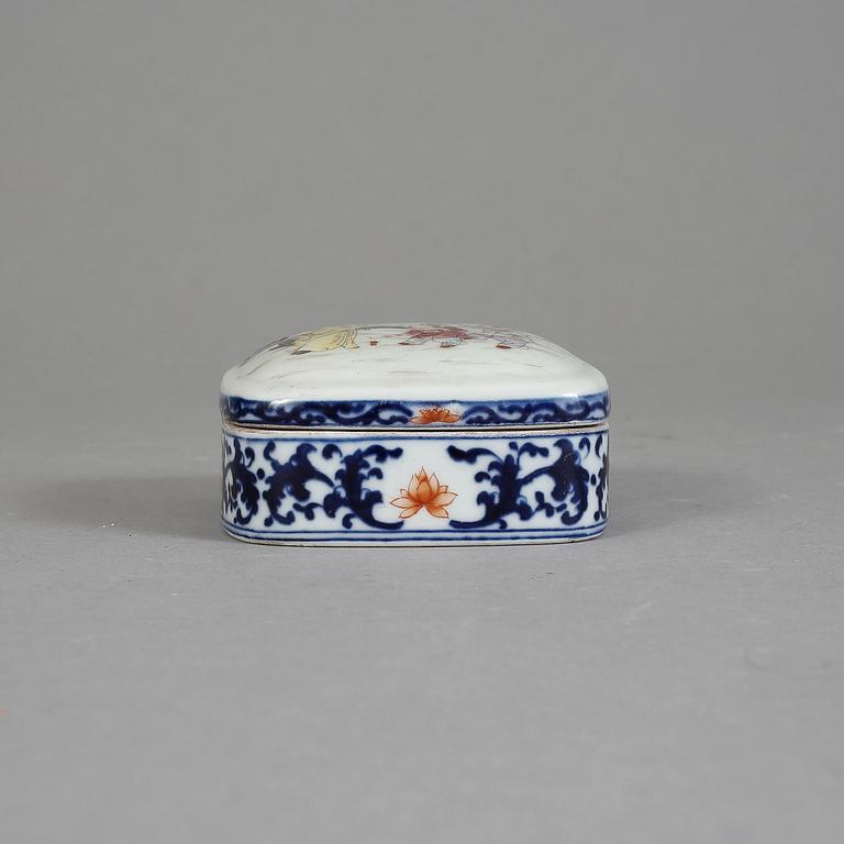ASK med LOCK, porslin. Kina, 1900-tal.