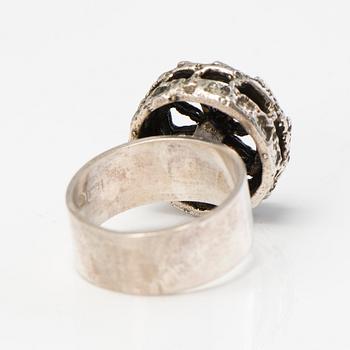 PENTTI SARPANEVA, RING, ARMBAND och BROSCH, silver, Turun Hopea, Åbo 1976-1969.