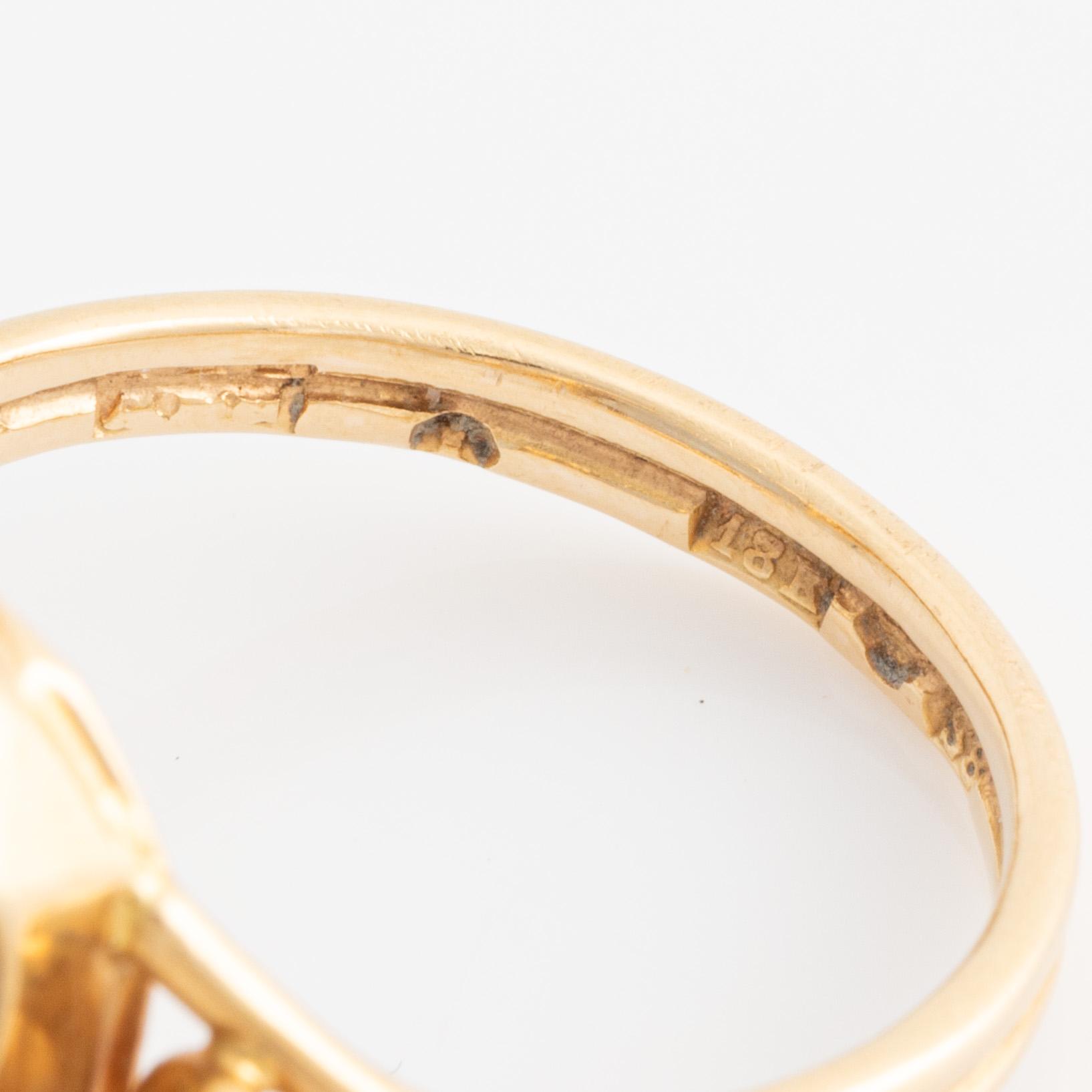 Ring in 18k gold with a blue synthetic stone.