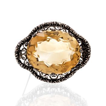 Brosch silver 800 och citrin, troligen England, omkring 1900.