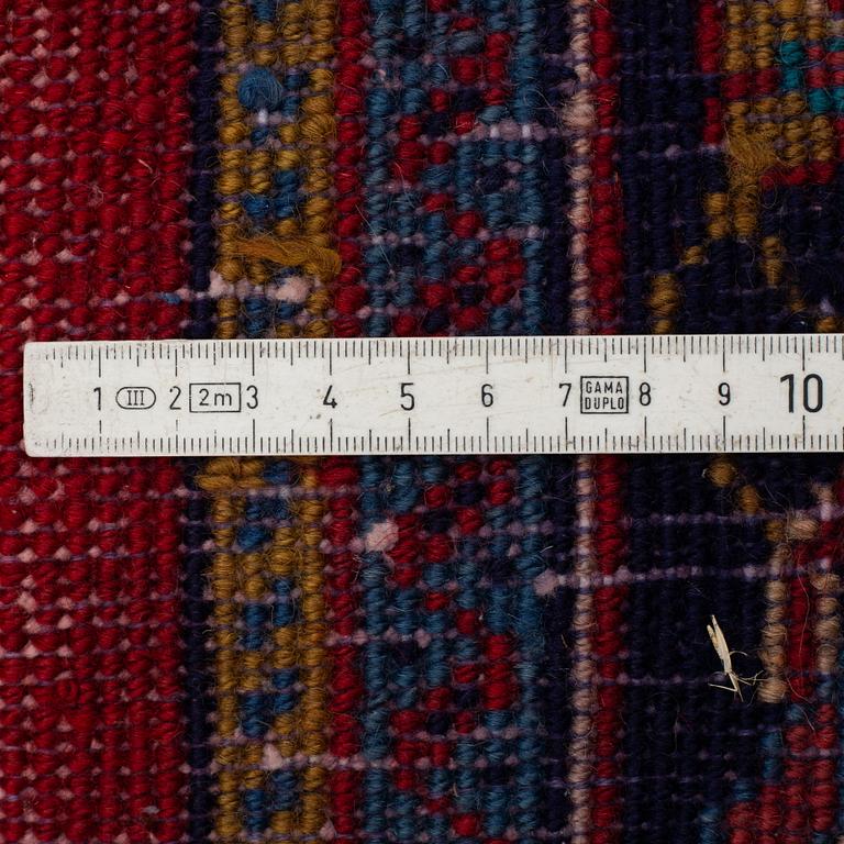 A RUG, Sarouk, ca 213 x 139 cm.