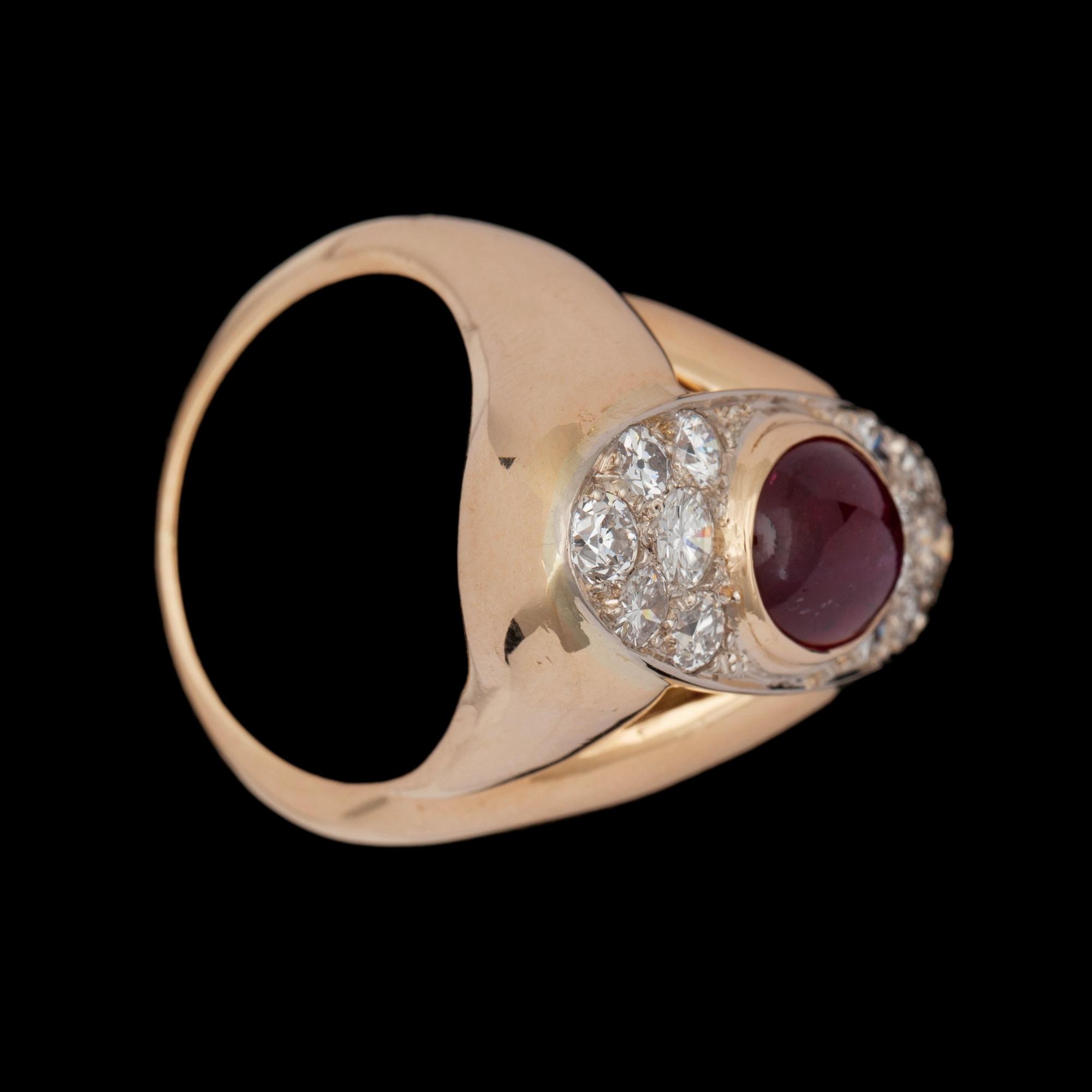 RING, med cabochonslipad rubin, samt diamanter tot. ca 1.4 ct.