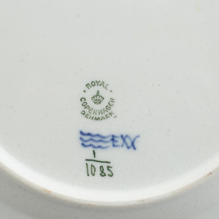Royal Copenhagen, 17 pieces of a "Musselmalet" service, Denmark, varying dates of manufacture 1894-1960's.
