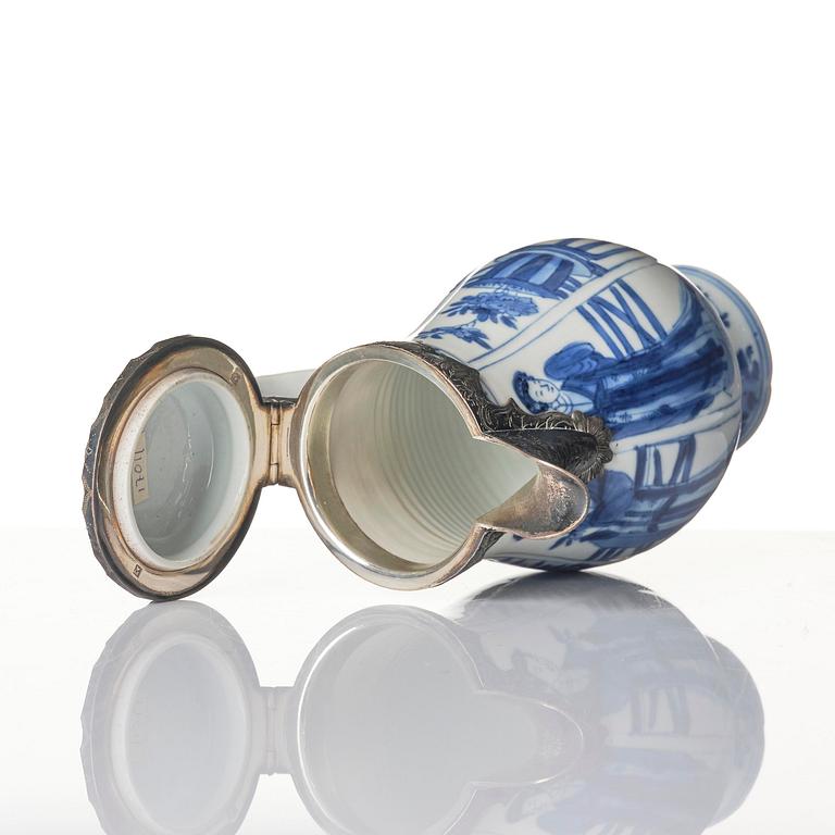 Two blue and white 'lange lisen' vases and a ewer, Qing dynasty, Kangxi (1662-1722).